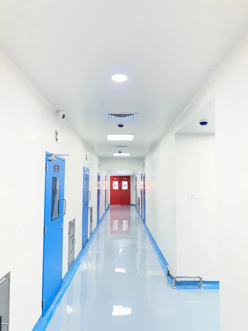 Production corridor with seamless flooring and sealed doors
